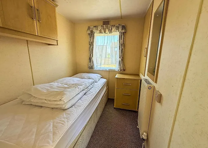 Wheelchair Friendly Caravan For Hire Norfolk Near The Beach Ref 13016L